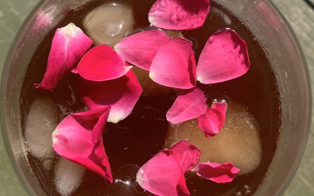 Café en immersion avec des roses